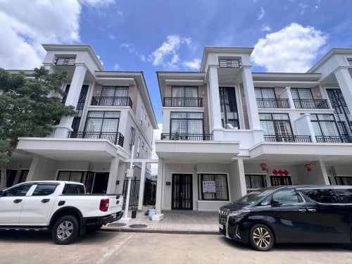 🏘️#一号路炳发城LA联排别墅出租出租价格：1200美金房间数量：4房、5卫配套设施：家具齐全建筑面积：5mX 12m