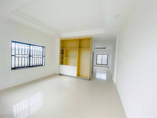 ផ្ទះលក់ក្រោយអុីអន៣