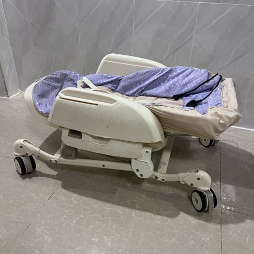 កៅអីសម្រាប់ទារក/កូនតូច (Baby Rocker ឬ Reclining Baby Chair)