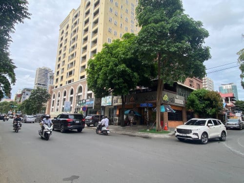 ផ្ទះកែងកាច់ជ្រុងសម្រាប់លក់ទីតាំងសង្កាត់/BKK1 Conner House for Sale Located In BKK1 Area