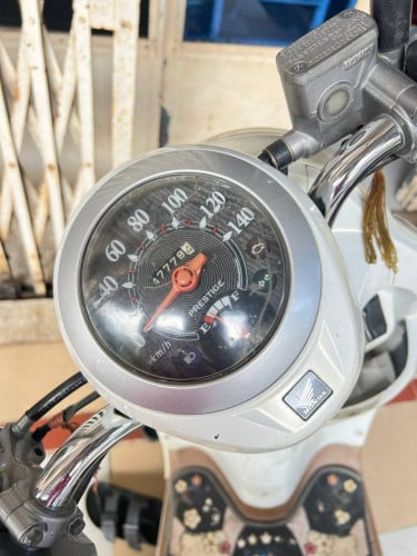 លក់ម៉ូតូហុងដាស្កូបពីរ(Honda Scoopyi) Year 2015 ពណ៌ស