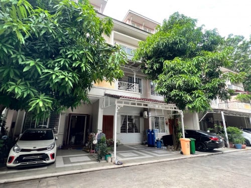 វីឡាកូនកាត់ LA សម្រាប់ជួលនៅបុរីប៉េងហួតបឹងស្នោ | LA Villa For Rent at Borey Beng Hout Beong Snor