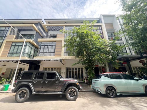 ផ្ទះអាជីវកម្ម សម្រាប់ជួល នៅបុរីប៉េងហួត បឹងស្នោរ | Shophouse for rent at Borey Peng Huoth Boeung Snor