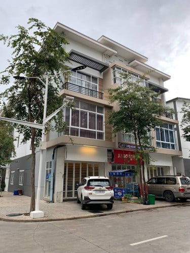 ផ្ទះអាជីវកម្មកែង៣ជាប់គ្នាសំរាប់លក់