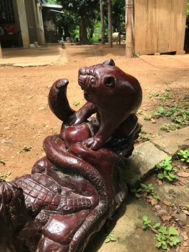 រូបចម្លាក់ ឈើប្រណិត(បេង) ចរចា