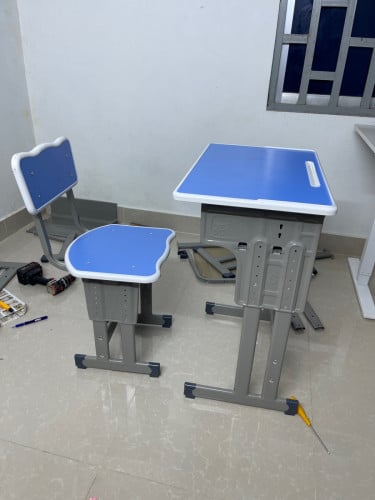 តុ​ និង​ កៅអី​ សម្រាប់​ កូនៗ