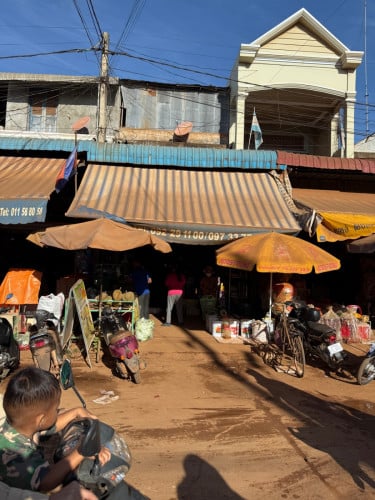 ផ្ទះ​ប្រភេទ​អាជីវកម្ម​ទល់មុខ​ផ្សារ​ព្រៃទទឹង