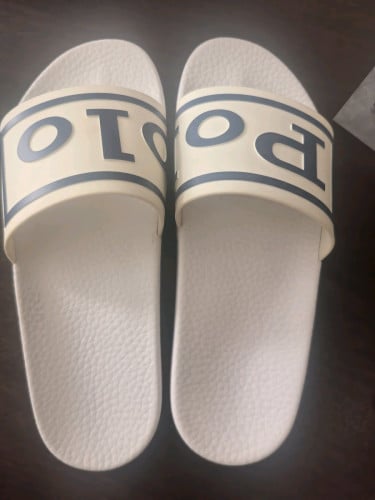 ស្បែកជើងសក