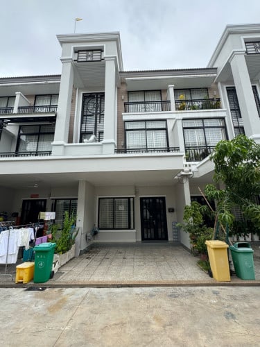 ផ្ទះជួល វីឡាកូនកាត់ បុរីប៉េងហួត50m ម្ចាស់ដេីមផ្ទាល់ 1100$ចរចា លេខម្ចាស់ផ្ទាល់016293331