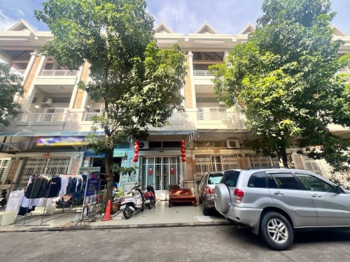 - ផ្ទះល្វែងសម្រាប់ជួលនៅបុរីប៉េងហួត 598 / Flat for Rent at Peng Houth 598