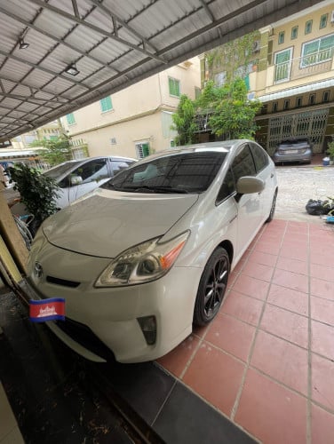 Prius 2013 option 3 white