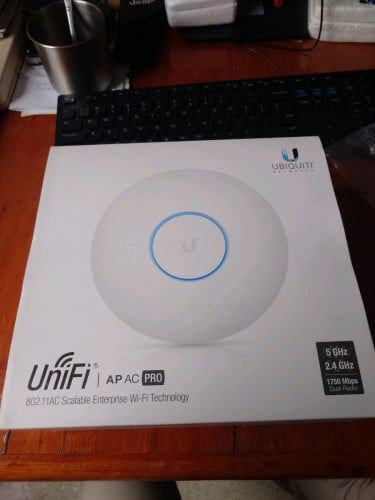 Unifi AC Pro 1 តឹក មានប្រអប់ និង POE Adapter