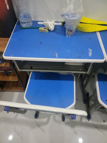 តុ +កៅអី ក្មេងរៀន 2 ឈុត។  1 ឈុត 13$ នៅស្អាត រឹងមាំ ប្រលាក់តិចតួច