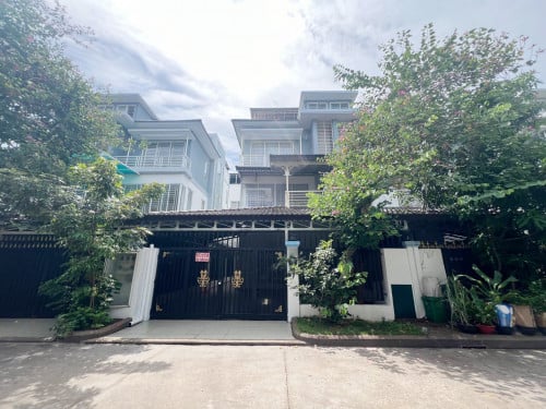 វីឡាភ្លោះ សម្រាប់លក់ នៅបុរីប៉េងហួត បឹងស្នោរ | Twin Villa for sale at Borey Peng Huoth Boeung Snor