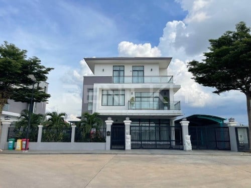 វីឡាទោលសម្រាប់ជួលនៅបុរី អារីហ្ស៊តវីឡា / Single Villa for rent at Borey​​  a ressorts Villa 598