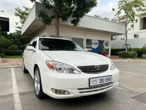 Camry 03 xle បេីកដំបូល ក្នុងលឿង