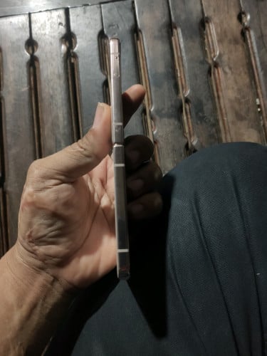 ខូចអេក្រង់ខាងក្នុង អេក្រង់ខាងក្រៅនៅមើលឃើញ តួនៅស្អាតខ្លាំង