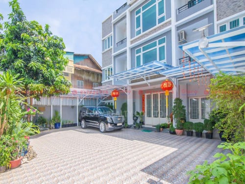 Stunning 11-Bedroom Villa With 3 Office Rooms For Lease In BKK Area