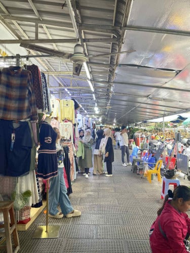 តូបជួលផ្សារធំថ្មី នៅកែងទល់មុខផ្លូវធំ មនុស្សអ៊ូអរច្រើន