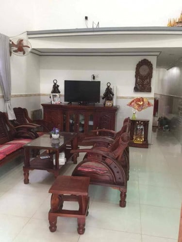 ត្រូវការលក់ឈុតកៅអីឈើថ្លុង និងតុ តម្លៃថោក