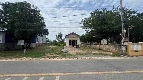 ដីនិងផ្ទះលក់ម្តុំកៀនស្វាយ (ផ្លូវចូលទល់មុខ រមណីយដ្ឋានកៀនស្វាយក្រៅ ផ្លូវជាតិ លេខ១)