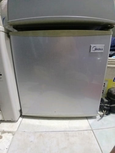 ទូរទឹកកក់ខ្នាតតូចលក់ ដំណើរការត្រជាក់ល្អមិនដែលចូលស៊ីតបន្តិច