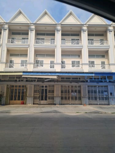 ផ្ទះលក់2ល្វែងជាប់គ្នា លើផ្លូវធំ 1007 (លក់ប្រញាប់លុយ)