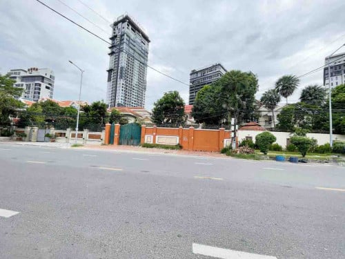 វីឡាសម្រាប់ជួលនៅ ខណ្ឌទួលគោក (ផ្លូវធំ) | Villa for Rent on Main Road at Khan Toul Kork