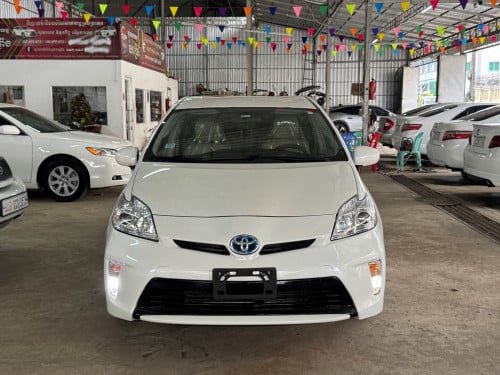 Prius 2013 White Option3 ក្នុងលឿង Autocheck 81 ថ្មី