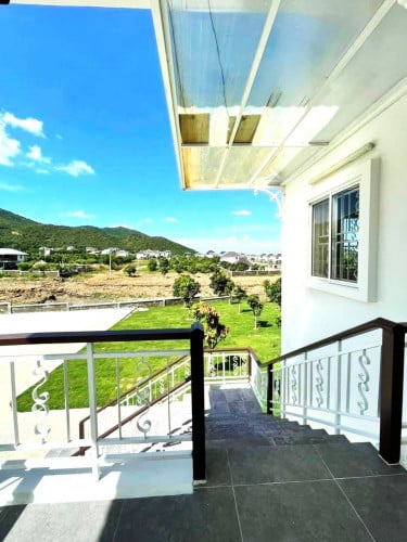 Villa for Sale with Garden and Fresh Mountain View