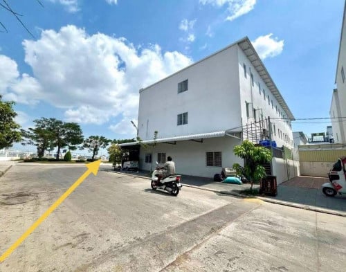 ផ្ទះកែង2ជាន់លក់បង់មុន8.000$ទីតាំងល្អរកសុីបានមានសួនច្បារធំទូលាយទាល់មុខផ្ទះស្រាប់ផ្ទះទិញចូលនៅ