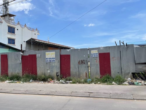 ដីនៅផ្លូវទំនប់កប់ស្រូវ ចុះពីស្តុបស្ពានអាកាសកប់ស្រូវ 50ម៉ែត្រ ខាងឆ្វេងដៃ