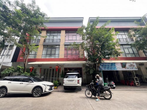 ផ្ទះអាជីវកម្មសម្រាប់លក់នៅបុរីប៉េងហួត បឹងស្នោរ | Shophouse for sale at Borey Peng Huoth Boeung Snor