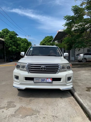 Land Curiser Year 2013  ពណ៌ស