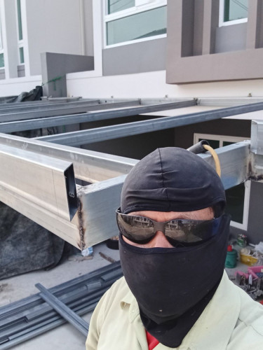 11$ ទទួលផ្សារដែក រៀបឥដ្ឋ និង ឥតការ៉ូ