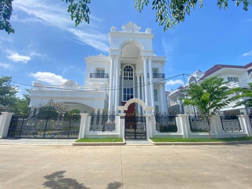 វីឡាឃីងកែងនៅលើផ្លូវសួន សម្រាប់លក់នៅបុរីភ្នំពេញថ្មីអេលីតផាក2​