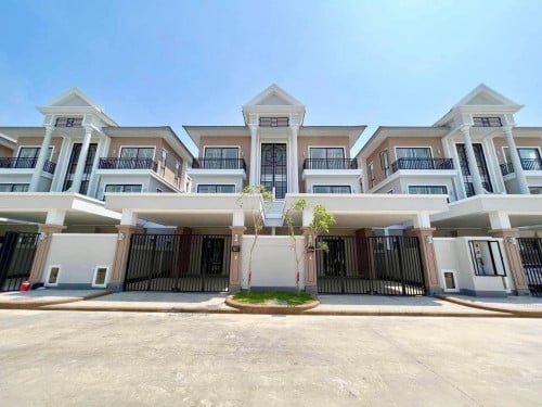 វីឡាភ្លោះ(A)សម្រាប់លក់💰• ទីតាំង បុរី ប៉េង ហួត(អេូខូ លិកសិន)មានសួនកម្សាន្តអឺរ៉ុប