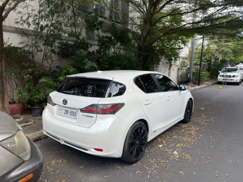 ត្រូវការលក់ឡាន ព្រោះត្រូវការដូរសេរីCT Model : CT 200hYear 2013ឡើងកាង018