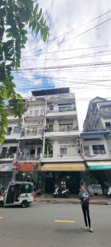 ផ្ទះមានដំបូលធំសម្រាប់លក់នៅជិតមាត់ទន្លេ | Floor House with Big Rooftop for Sale near Riverside