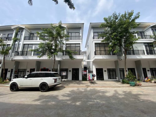 វីឡាកូនកាត់ LV សល់ដីចំហៀងលក់បន្ទាន់នៅក្នុងបុរីប៉េងហួតបឹងស្នោរ