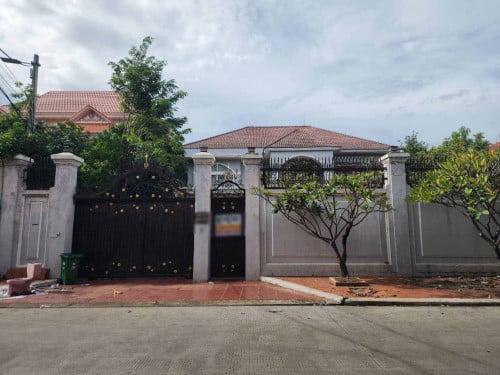 វីឡាសំរាប់ជួលទួលគោក   / Villa for rent​ Tuol Kork