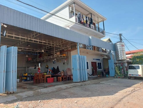 ផ្ទះលក់មានបន្ទប់ឃួលស្រាប់មានបីជាន់