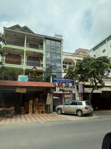 ផ្ទះលេីផ្លូវធំមន្នីវង្ស