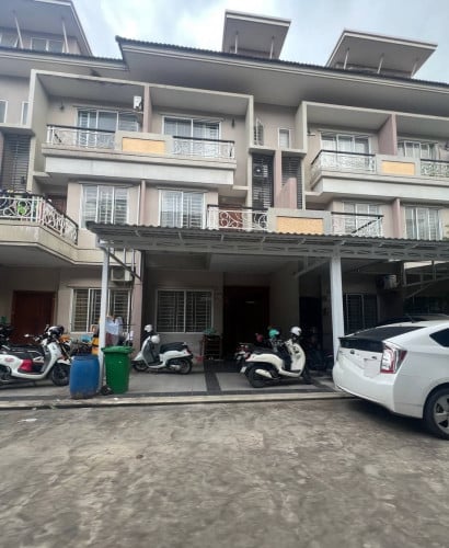 វីឡាកូនកាត់សម្ភារៈពេញសម្រាប់ជួលនៅ​បុរី ប៉េងហួត ដឹស្ដាឡៃត៏