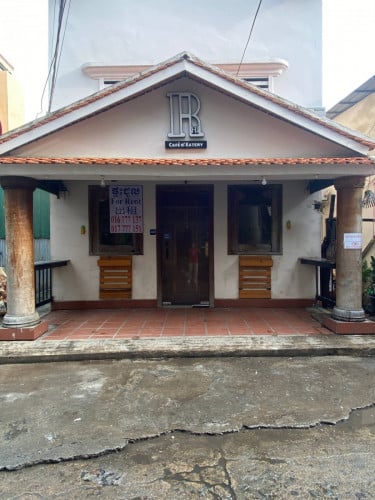 A house can be shop at ground floor and stay up stairs