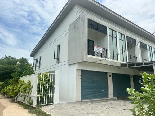 ប្រកាសលក់ផ្ទះល្វែងកែងទំនើប ជិតផ្សារនិងសាលារៀន អាចប្រកបអាជីវកម្មបាន!!!