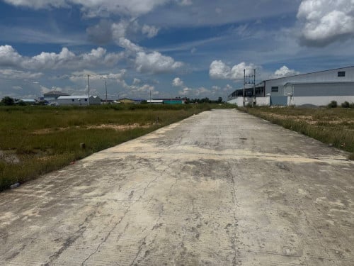 ដីឡូត៍ប្លង់រឹង​ ចន្លោះផ្សារដេីមរកា​ នឹងត្រាំខ្នា​ ផ្លូវជាតិលេខ៣