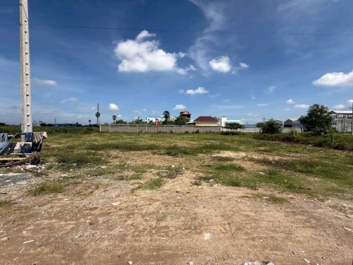 ដីលក់(20mx44m)ជិតវត្តក្រាំងធ្នង់