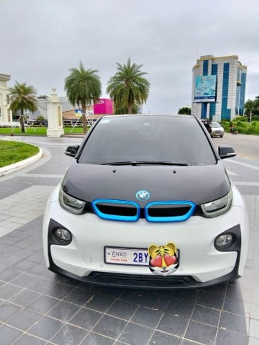 រថយន្ត BMW i3 ឆ្នាំផលិត014 (ប្រើសាំ+អគីសនី) ឡានស្អាតអត់មានបុកប៉ះទឹកថ្នាំនៅស្រីន១ជុំលក់ប្រញ៉ាប់