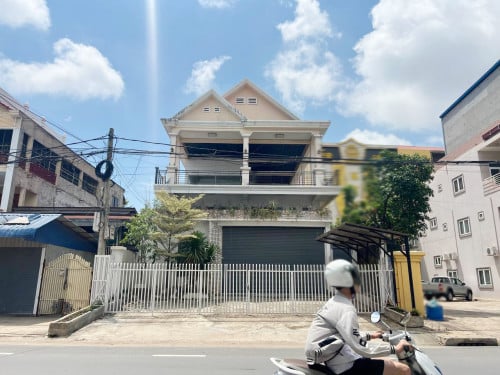 ផ្ទះអាជីវកម្មសម្រាប់ជួលនៅក្រុងតាខ្មៅ | Shophouse for Rent in Takhmao City